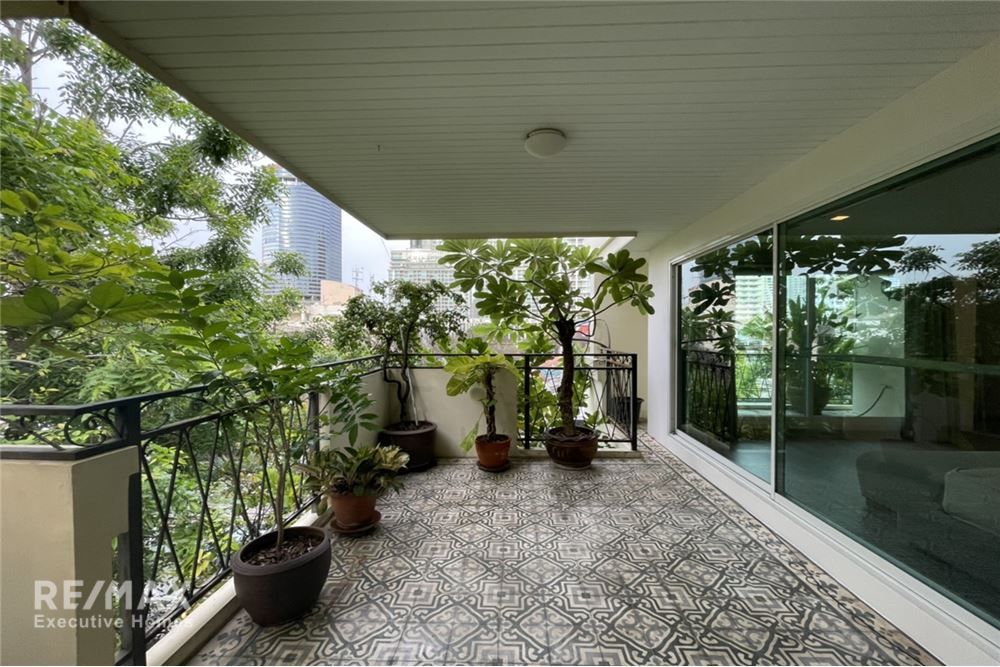 Pet-Friendly 2-Bedroom Condo with Huge Balcony in Sukhumvit 31 4