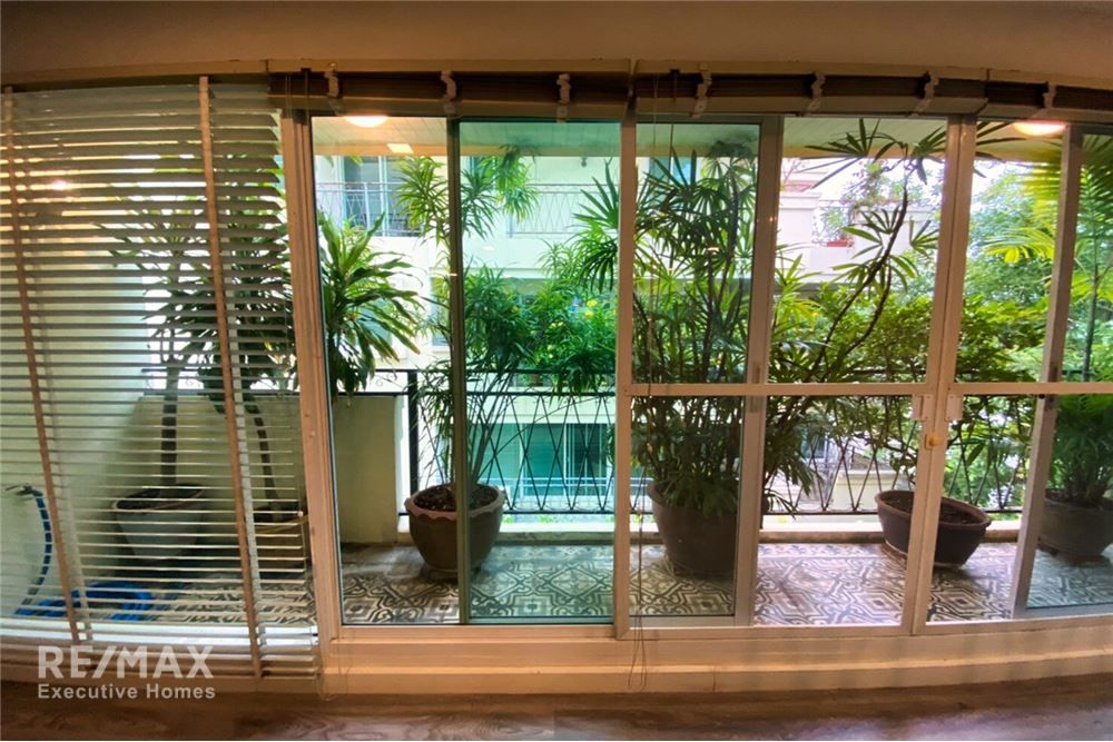 Pet-Friendly 2-Bedroom Condo with Huge Balcony in Sukhumvit 31 5