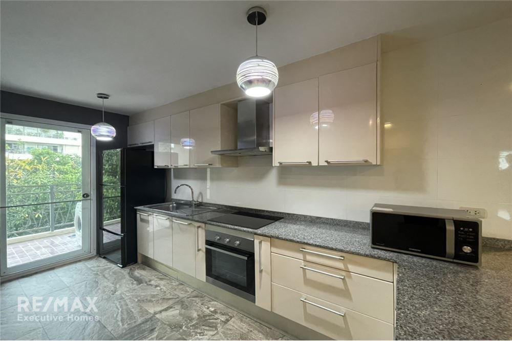 Pet-Friendly 2-Bedroom Condo with Huge Balcony in Sukhumvit 31 7
