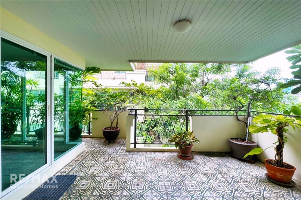 Pet-Friendly 2-Bedroom Condo with Huge Balcony in Sukhumvit 31 8