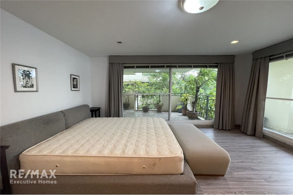 Pet-Friendly 2-Bedroom Condo with Huge Balcony in Sukhumvit 31 9