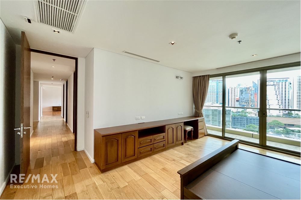 High Floor 3-Bedroom Condo for Rent in The Lakes, 5 Mins Walk to BTS Asok 11