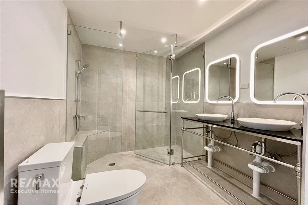 High Floor 3-Bedroom Condo for Rent in The Lakes, 5 Mins Walk to BTS Asok 13