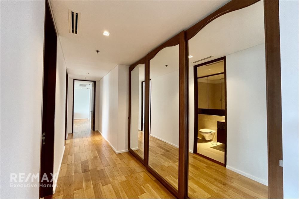 High Floor 3-Bedroom Condo for Rent in The Lakes, 5 Mins Walk to BTS Asok 15