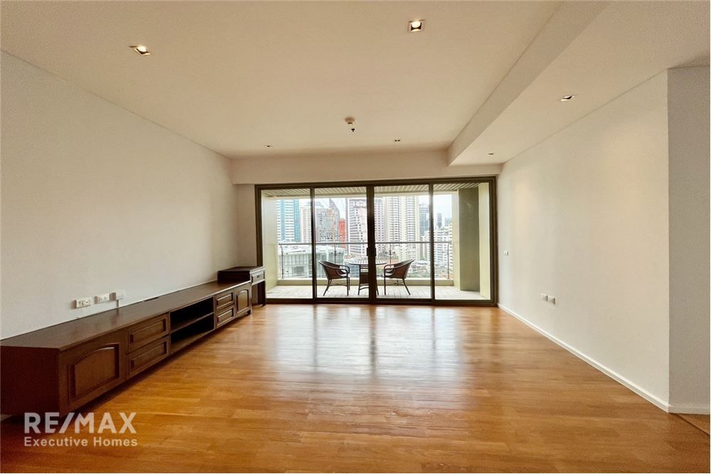 High Floor 3-Bedroom Condo for Rent in The Lakes, 5 Mins Walk to BTS Asok 4