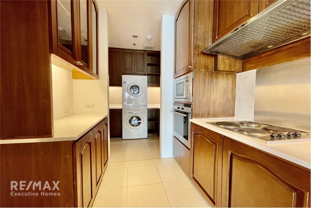 High Floor 3-Bedroom Condo for Rent in The Lakes, 5 Mins Walk to BTS Asok 6