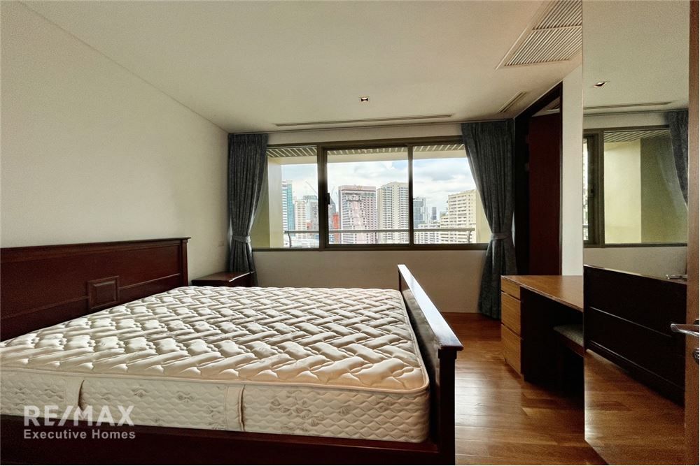 High Floor 3-Bedroom Condo for Rent in The Lakes, 5 Mins Walk to BTS Asok 8