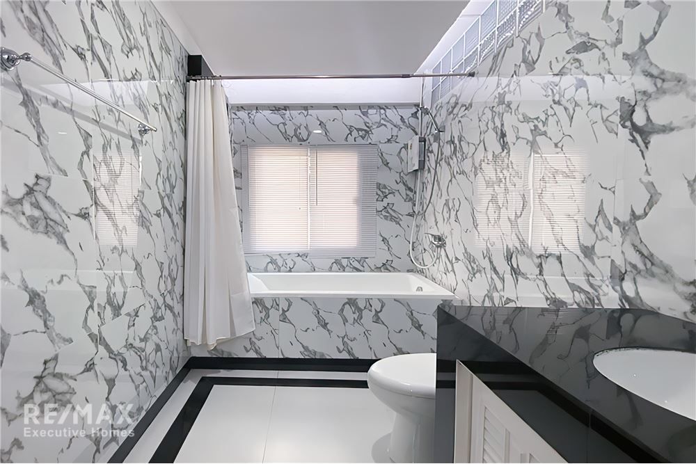 Modern townhouse 3 bedrooms in Sukhumvit 65 12