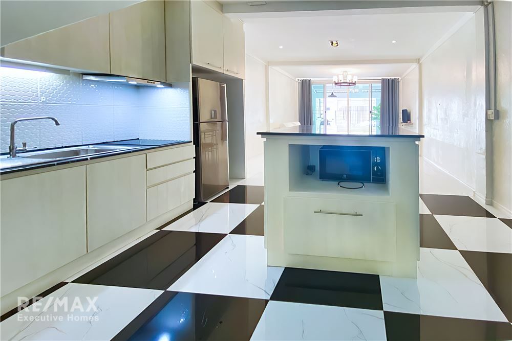 Modern townhouse 3 bedrooms in Sukhumvit 65 3