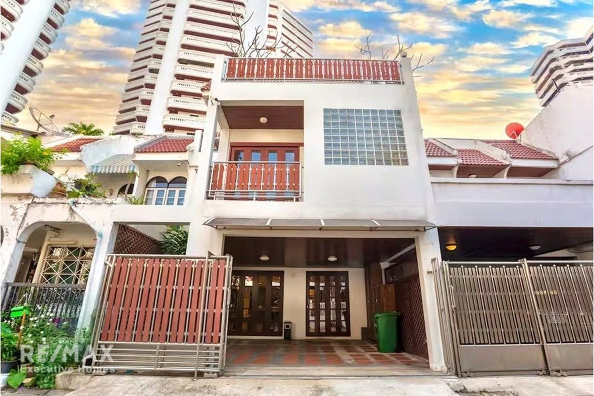4BR Townhouse for Sale in Phrom Phong, Sukhumvit 39 - 440sqm with High Yield Potential 1