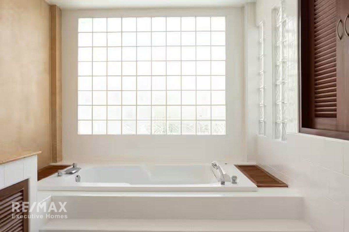 4BR Townhouse for Sale in Phrom Phong, Sukhumvit 39 - 440sqm with High Yield Potential 18