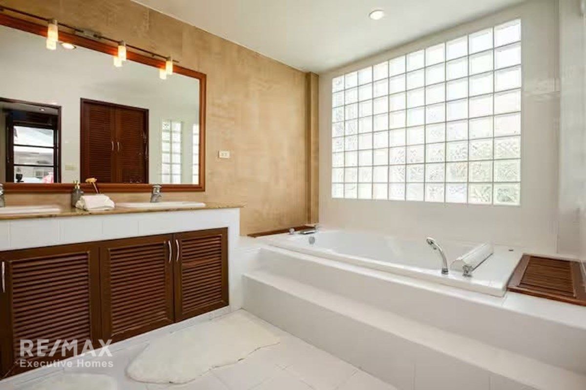 4BR Townhouse for Sale in Phrom Phong, Sukhumvit 39 - 440sqm with High Yield Potential 19