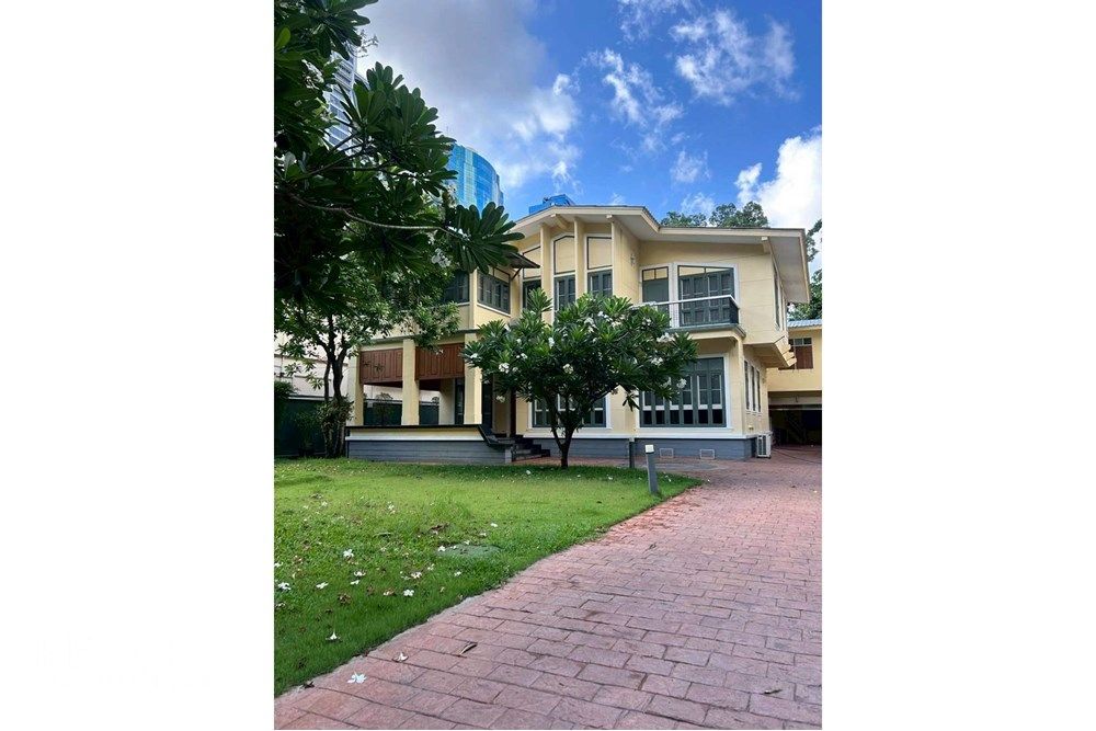 Colonial-Style Detached Home with Garden for Rent in Asoke 1