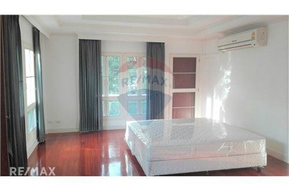 Colonial-Style Detached Home with Garden for Rent in Asoke 10