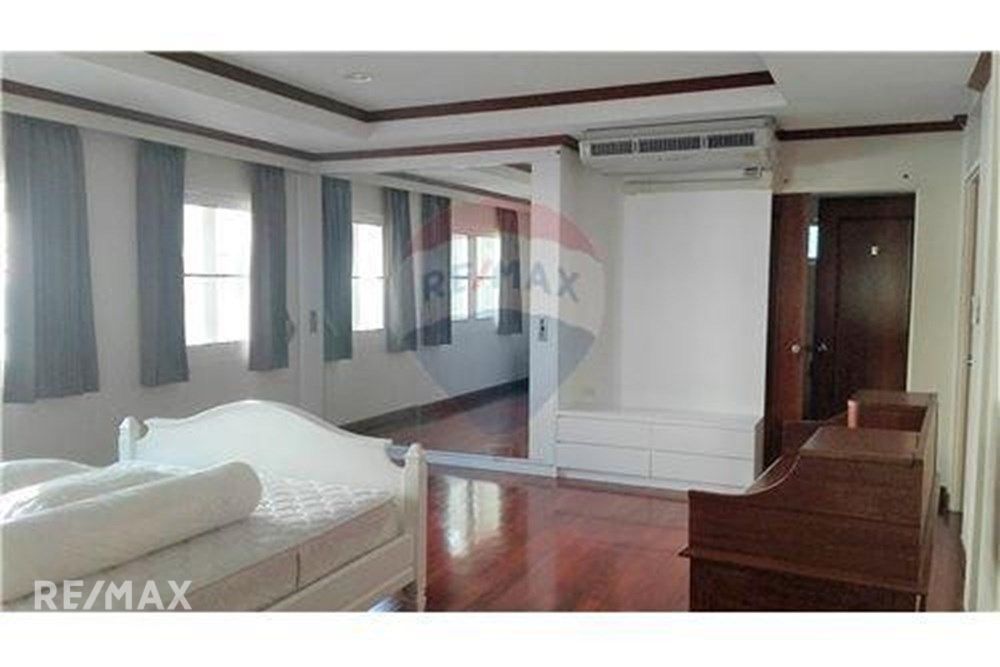 Colonial-Style Detached Home with Garden for Rent in Asoke 11