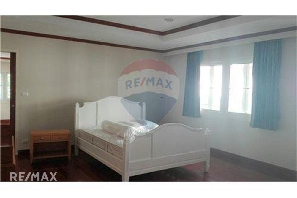 Colonial-Style Detached Home with Garden for Rent in Asoke 12
