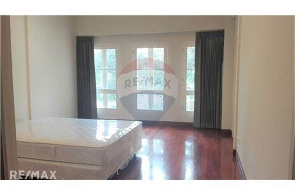 Colonial-Style Detached Home with Garden for Rent in Asoke 13