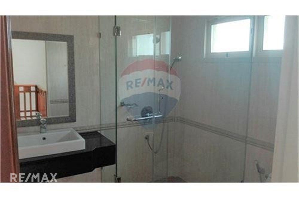 Colonial-Style Detached Home with Garden for Rent in Asoke 14
