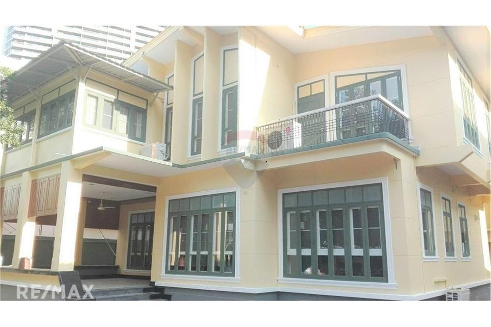Colonial-Style Detached Home with Garden for Rent in Asoke 3