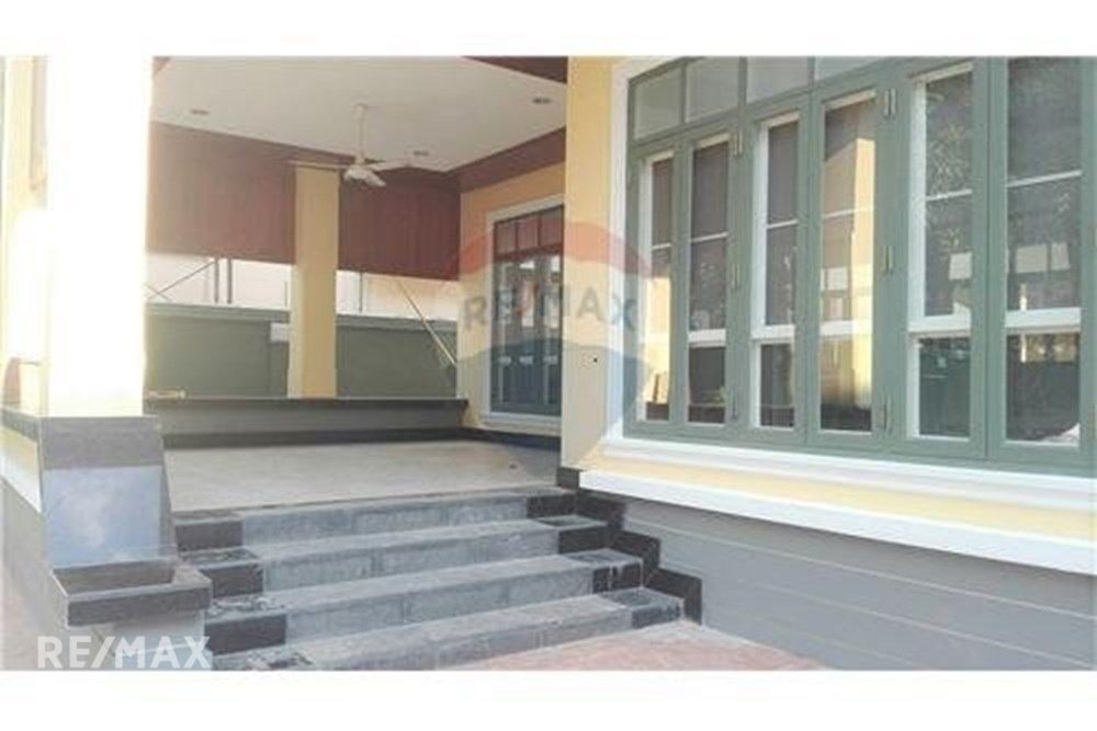 Colonial-Style Detached Home with Garden for Rent in Asoke 4