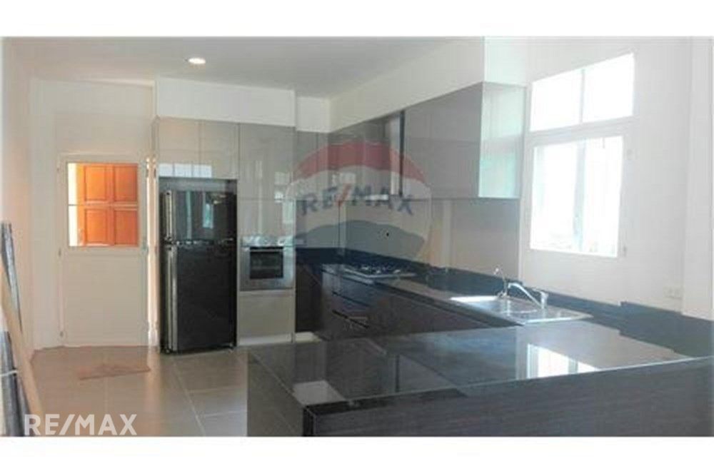 Colonial-Style Detached Home with Garden for Rent in Asoke 5