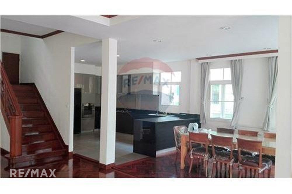 Colonial-Style Detached Home with Garden for Rent in Asoke 6