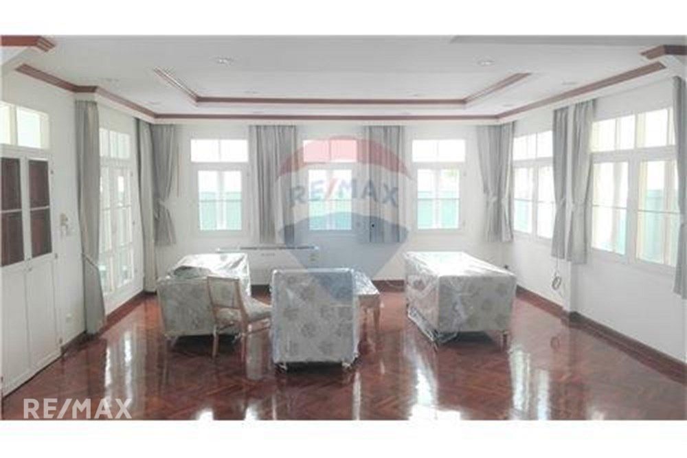 Colonial-Style Detached Home with Garden for Rent in Asoke 7