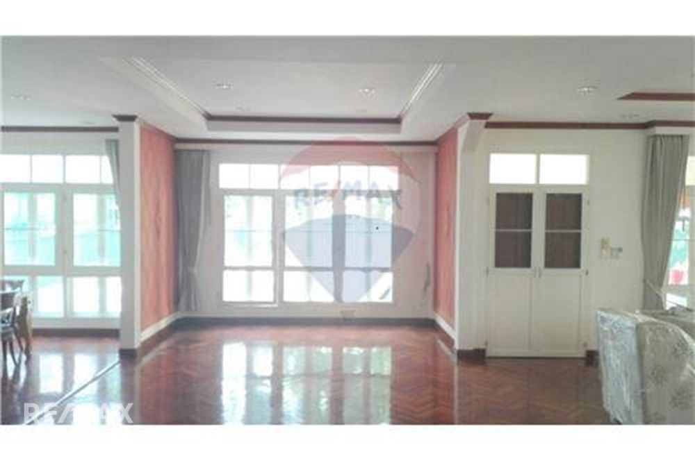 Colonial-Style Detached Home with Garden for Rent in Asoke 8