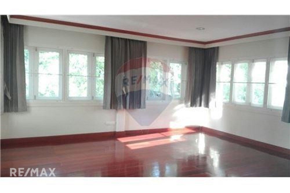 Colonial-Style Detached Home with Garden for Rent in Asoke 9