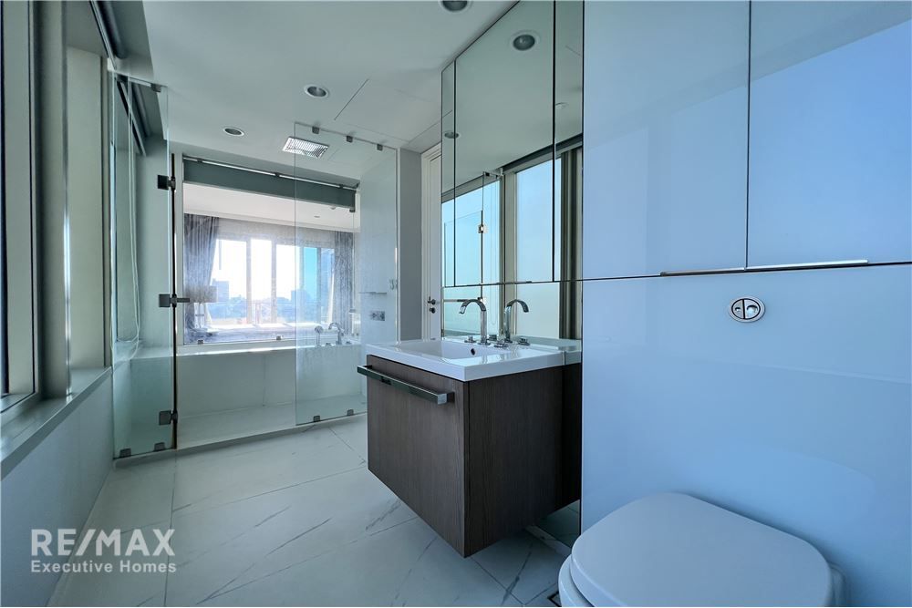 Rare 2BR Condo for Rent at 185 Rajdamri - 108sqm, 7 Min Walk to BTS Ratchadamri & Lumpini Park 12