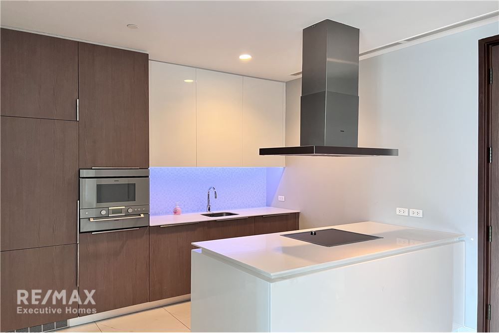Rare 2BR Condo for Rent at 185 Rajdamri - 108sqm, 7 Min Walk to BTS Ratchadamri & Lumpini Park 5