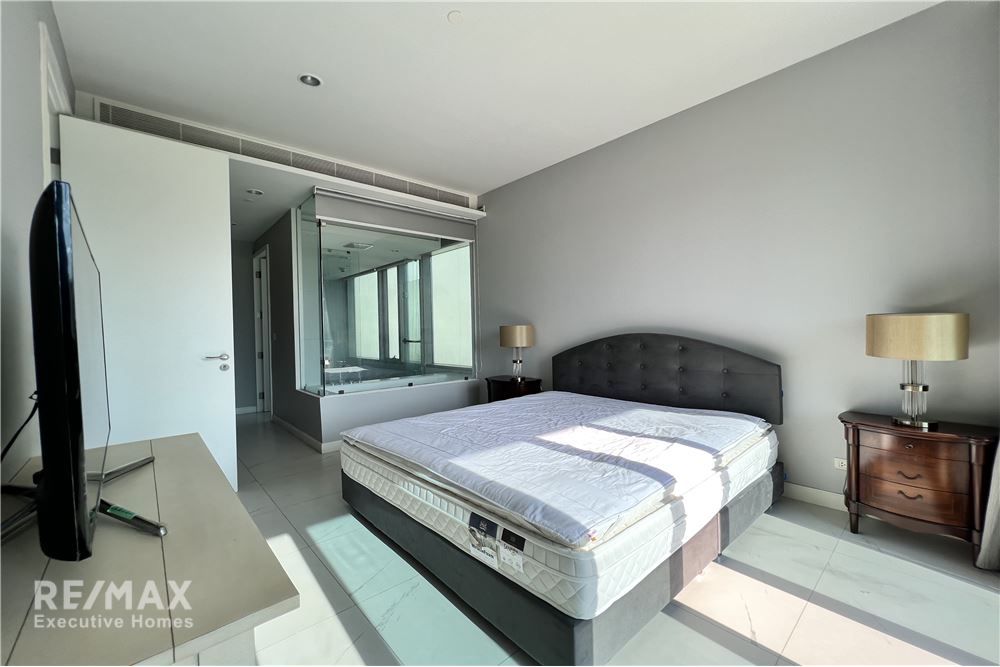 Rare 2BR Condo for Rent at 185 Rajdamri - 108sqm, 7 Min Walk to BTS Ratchadamri & Lumpini Park 9
