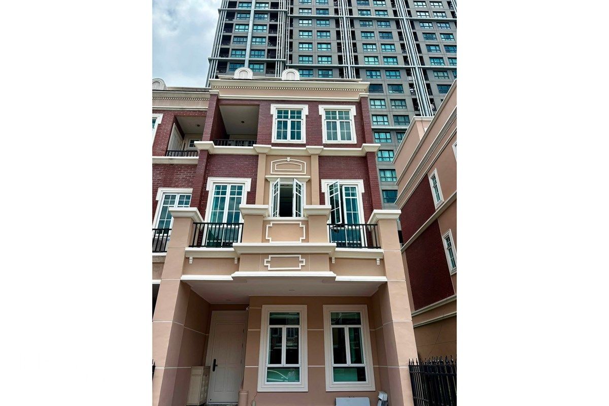 250m² 4-Schlafzimmer Eckreihenhaus zu vermieten für 125.000 neben BKK Prep in Sansiri. 9