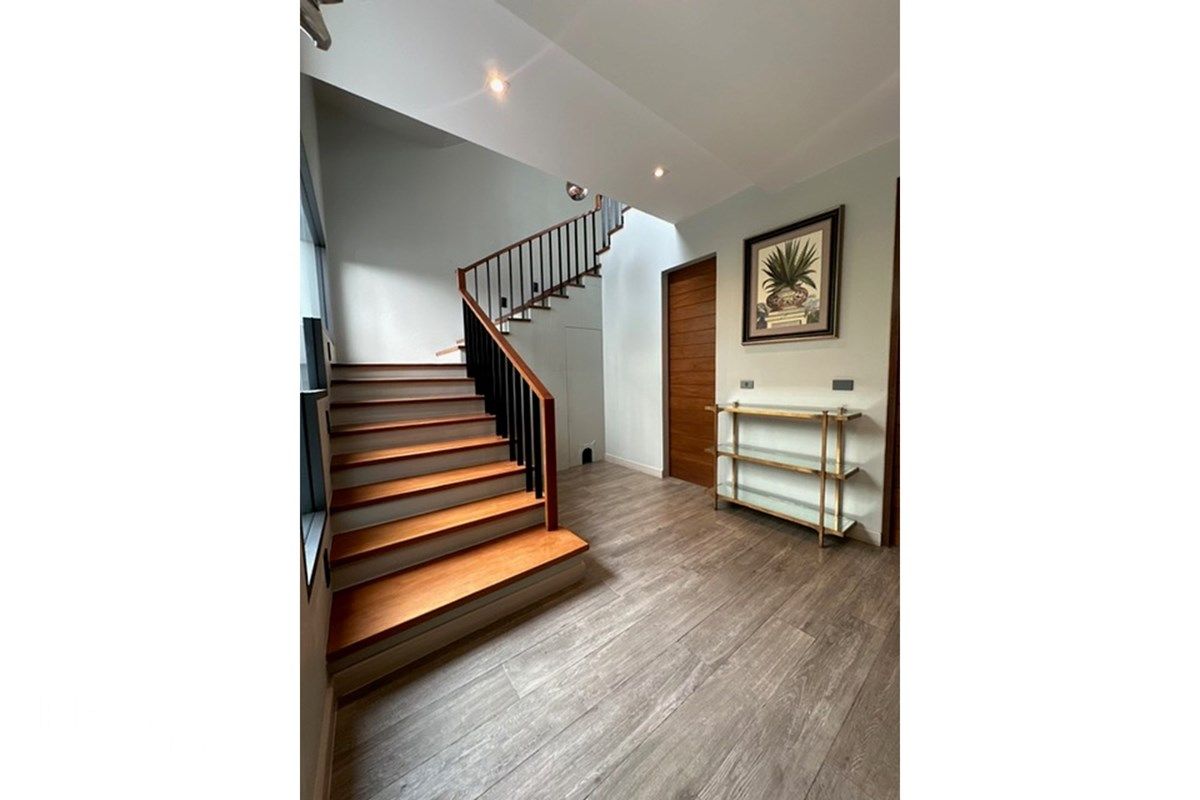 Modernes 3-Zimmer-Einfamilienhaus zur Miete - 350m² mit Pool, E-Ladesäule und Weinkühlschrank. 11