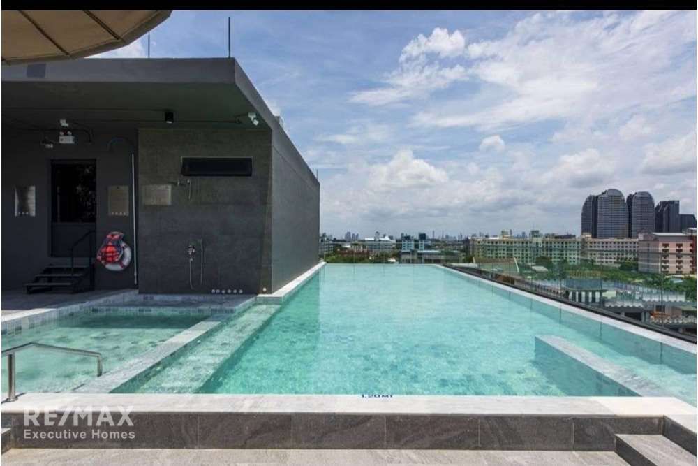 Geräumiges Serviced Apartment mit 2 Schlafzimmern nahe der BTS-Station Bearing. 10