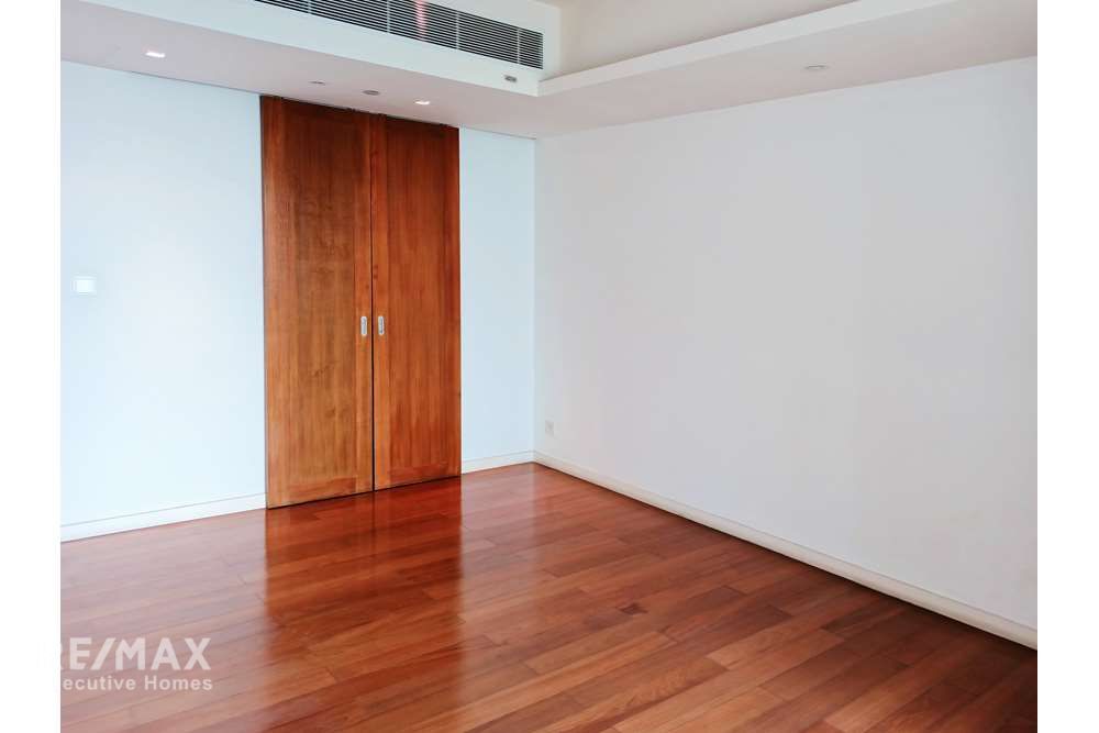 Luxury Condo: Spacious 3 Bed Unit with Fantastic Garden and River Views 15