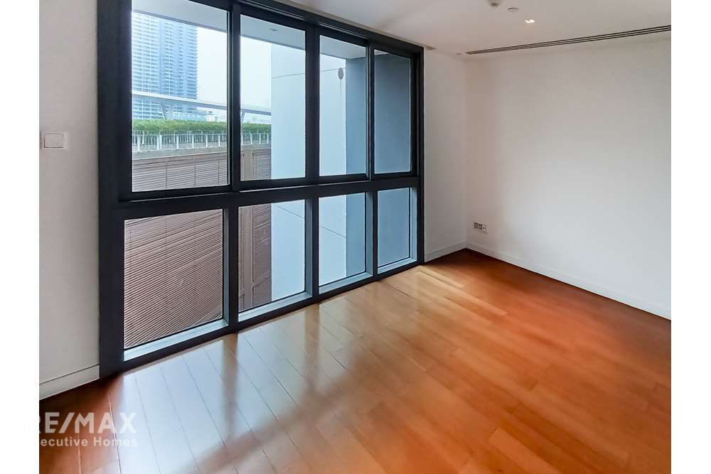 Luxury Condo: Spacious 3 Bed Unit with Fantastic Garden and River Views 17