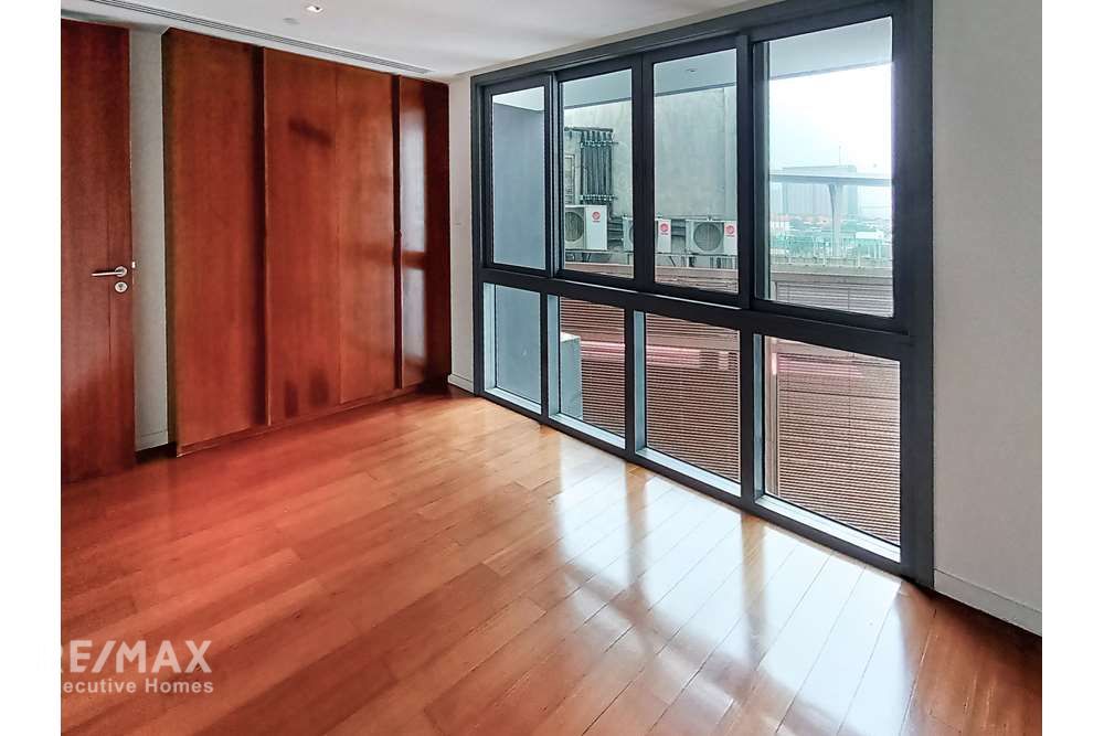 Luxury Condo: Spacious 3 Bed Unit with Fantastic Garden and River Views 20