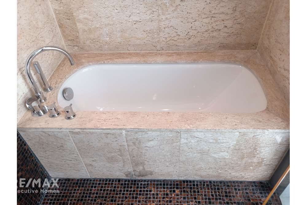 Luxury Condo: Spacious 3 Bed Unit with Fantastic Garden and River Views 22