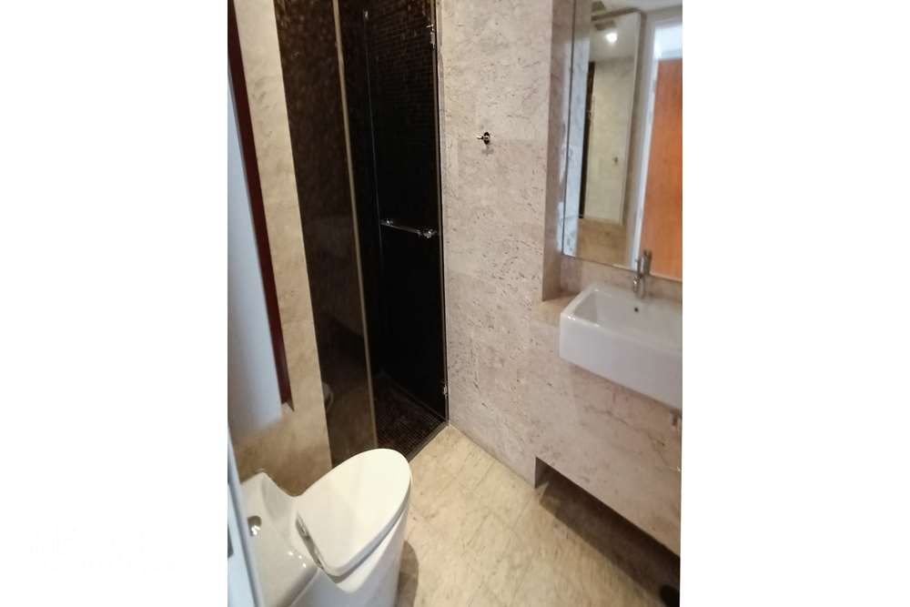 Luxury Condo: Spacious 3 Bed Unit with Fantastic Garden and River Views 25