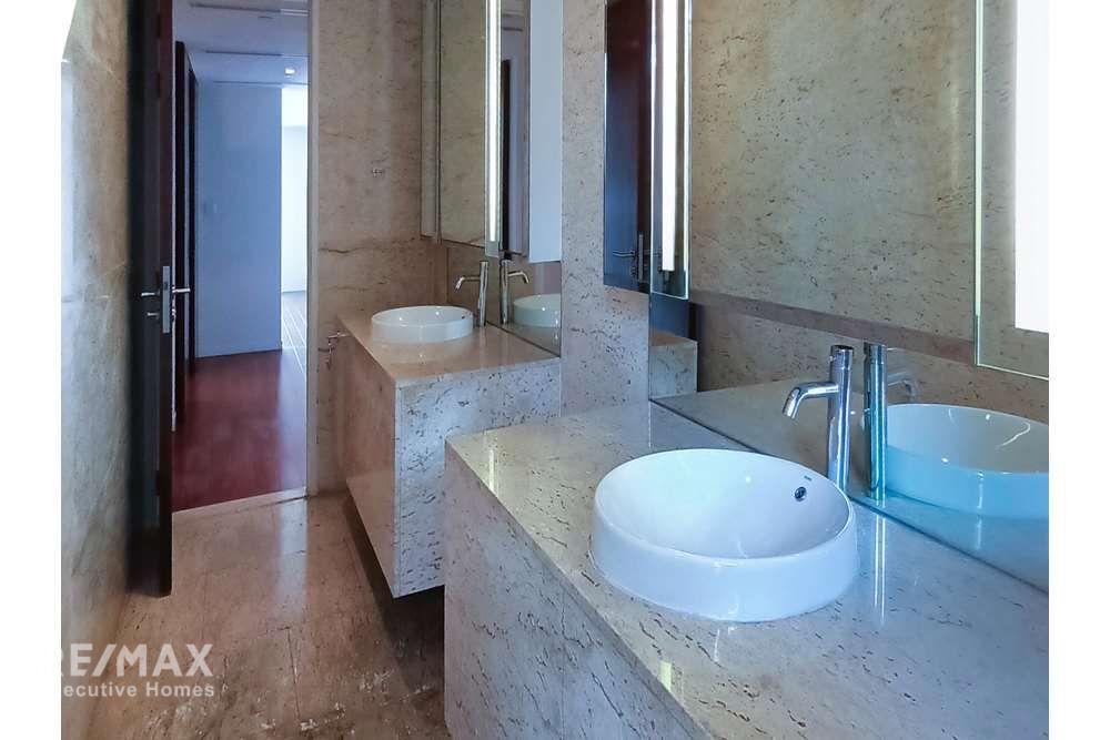 Luxury Condo: Spacious 3 Bed Unit with Fantastic Garden and River Views 27