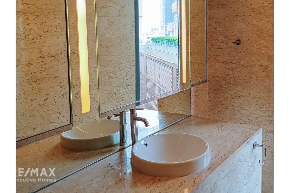Luxury Condo: Spacious 3 Bed Unit with Fantastic Garden and River Views 28