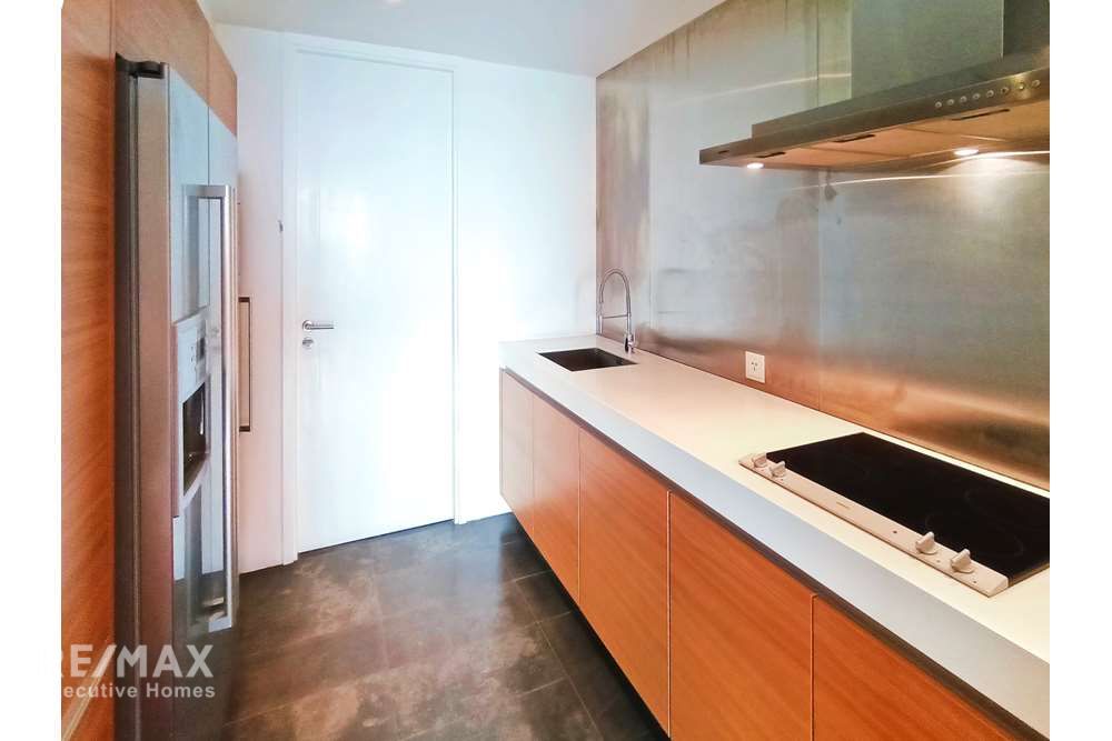 Luxury Condo: Spacious 3 Bed Unit with Fantastic Garden and River Views 3