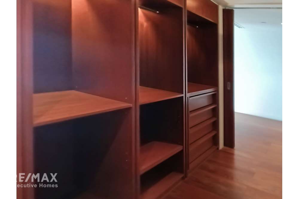 Luxury Condo: Spacious 3 Bed Unit with Fantastic Garden and River Views 4
