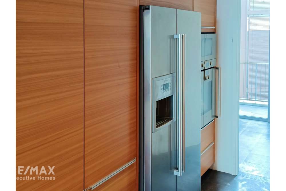 Luxury Condo: Spacious 3 Bed Unit with Fantastic Garden and River Views 9