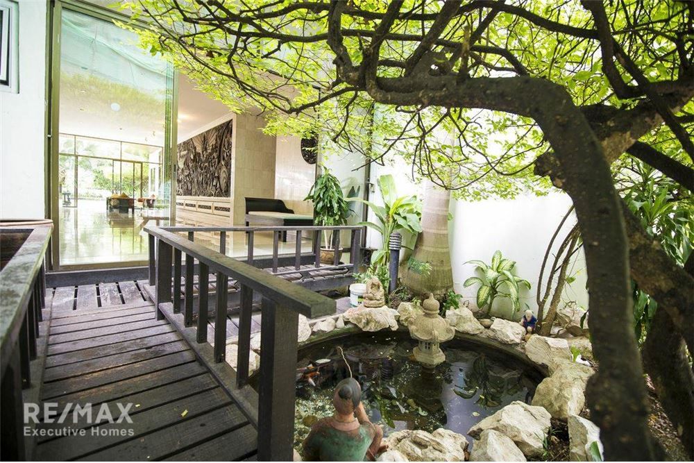 Spacious 3BR Condo with Maid Room for Rent at BTS Asoke - 350sqm, Pet-Friendly 1