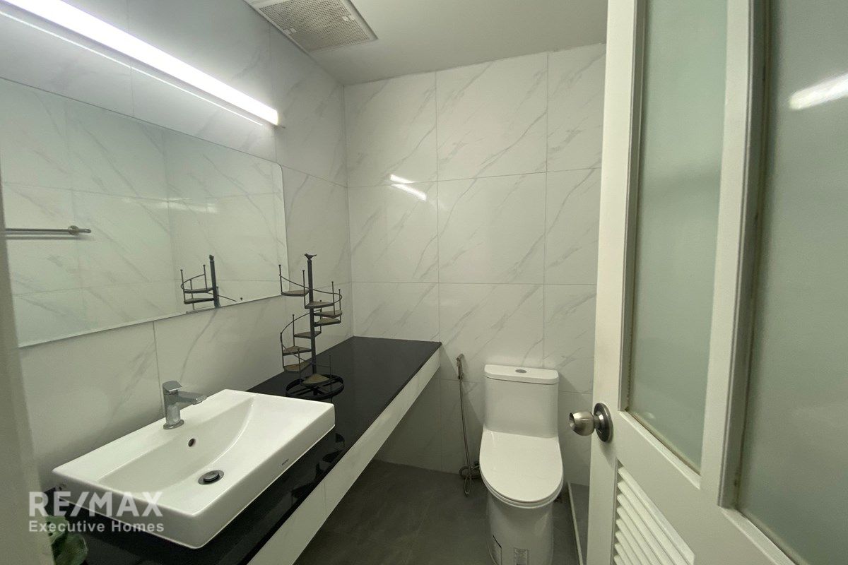 For Rent: Expansive 3-Bedroom Condo in Sukhumvit 55 11