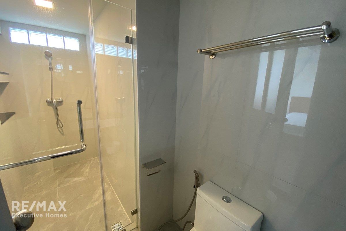 For Rent: Expansive 3-Bedroom Condo in Sukhumvit 55 19