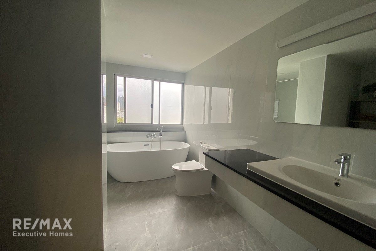 For Rent: Expansive 3-Bedroom Condo in Sukhumvit 55 24