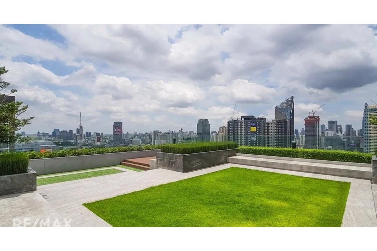 Modern 30sqm High-Ceiling Loft in Chewathai Asoke - 9 Mins Walk to MRT Phra Ram 9 10